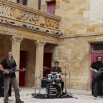 SOUS LES PIERRES Les ruines coulent en silence