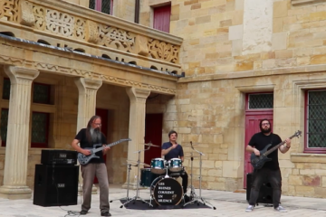Les ruines coulent en silence SOUS LES PIERRES
